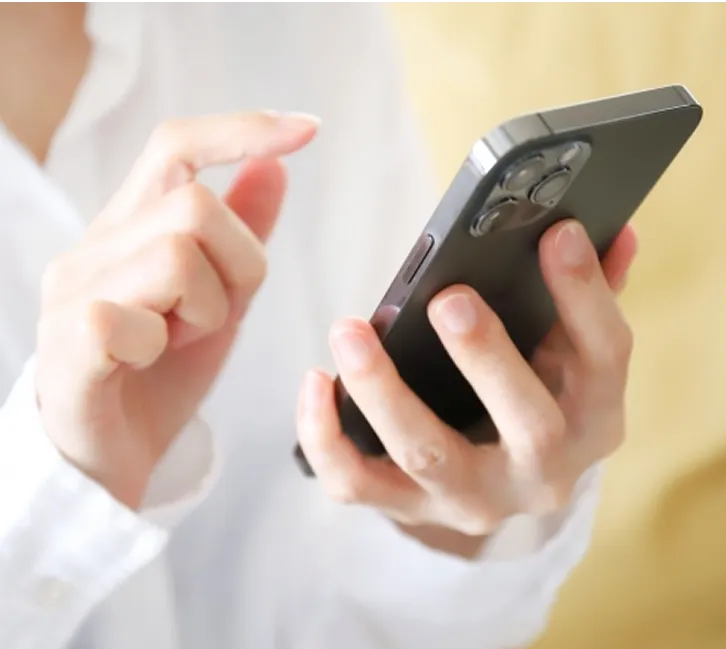 スマホで予約する人の画像